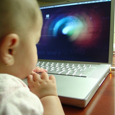パソコンで動画を見てる子供